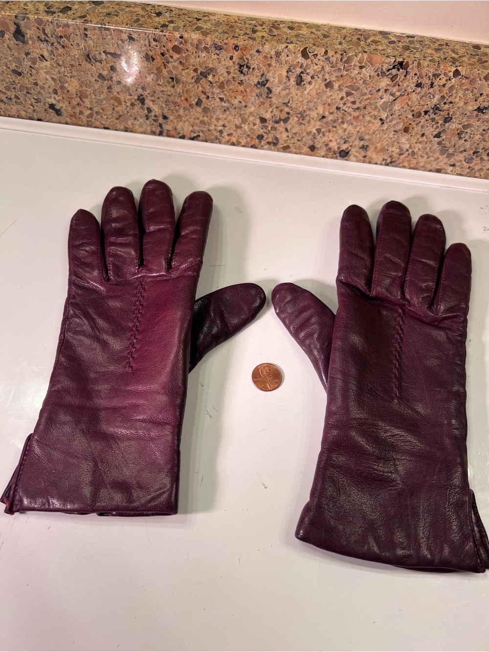 Women’s Size Medium Leather Gloves in burgundy with a cashmere lining